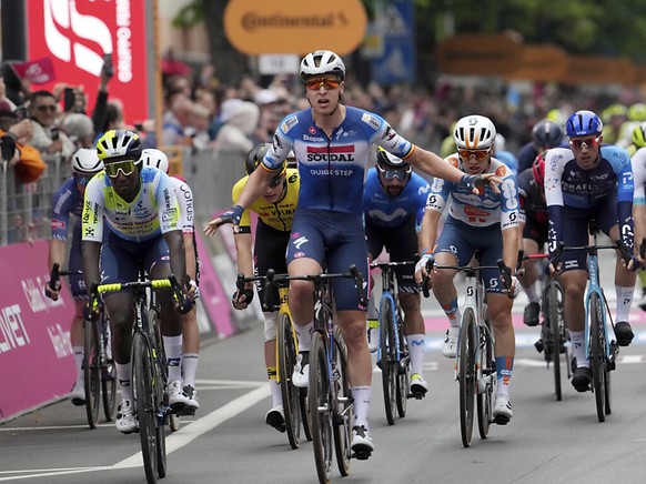 Tim Merlier peut lever les bras: le premier sprint du Giro est pour lui.