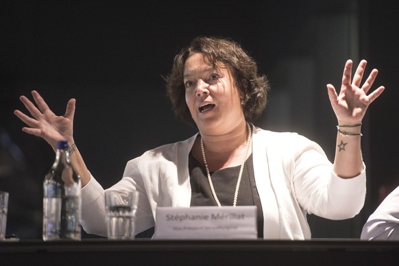 Stephanie Merillat, Vize Praesident des Veralungsrates, waehrend der Vorsaison-MK des EHC Biel, am Montag, 24. August 2015, in der Tissot Arena in Biel. (KEYSTONE/Marcel Bieri)