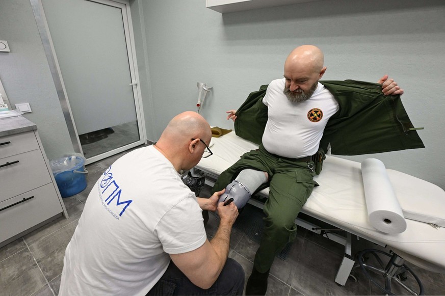 Dmitri, ancien combattant de 54 ans du groupe paramilitaire russe Wagner, a perdu sa jambe droite sur le champ de bataille en Ukraine.