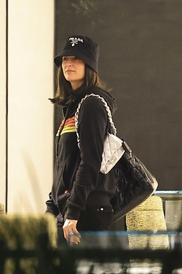 Il y a exactement un an, Paris avait été photographiée avec une perruque similaire lors de ses achats de Noël de dernière minute à Beverly Hills avec son mari, Carter Reum.