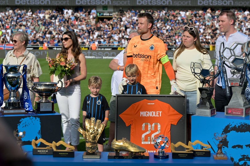 260524 Club Brugge vs AA Gent goalkeeper Simon Mignolet 22 of Club Brugge being honoured during the Jupiler Pro League season 2025 - 2026 matchday 10 game in the Champions Play offs between Club Brugg ...