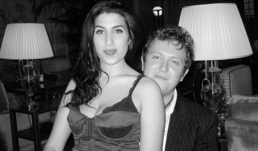 Amy Winehouse, sur les genoux de Nick Shymansky, à Londres