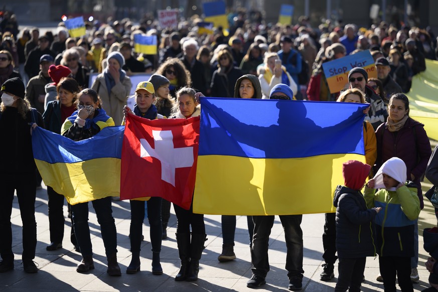 epa09803810 Protestors take part in a demonstration against the Russian invasion of Ukraine, at the Bundesplatz square in Bern, Switzerland, 05 March 2022. People all over the world hold vigils and de ...