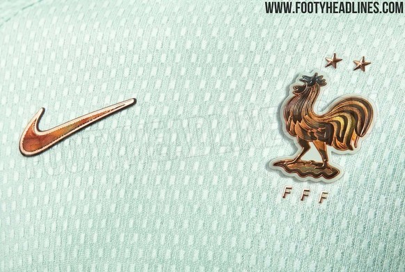 Le maillot vert menthe de la France, avec ses logos cuivrés.