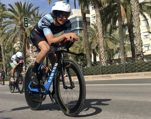 Son vélo est aujourd'hui une bête de course.