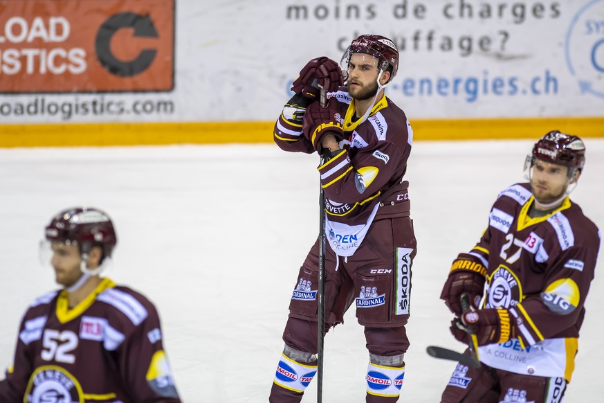 La deception du defenseur genevois Simon Le Coultre, centre, lors du match du championnat suisse de hockey sur glace de National League LNA, entre le Geneve Servette HC et le EHC Bienne, ce samedi 3 a ...