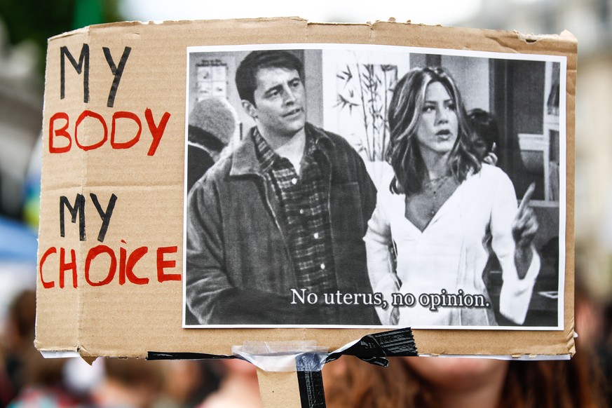 Une affiche contre la fin de la loi anti-avortement aux Etats-Unis, avec Rachel et Joey de la série <em>Friends</em>.