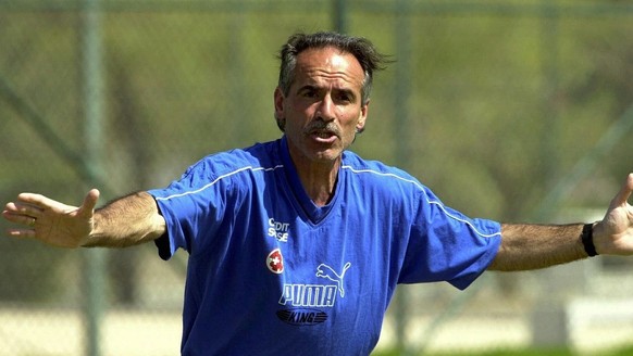 Trainingscamp der Schweizer Fussball Nationalmannschaft in Oman am Dienstag, 22. Februar 2000: So heftig wie im heutigen Training will Coach Hans-Peter "Bidu" Zaugg seine Mannschaft auch mor ...