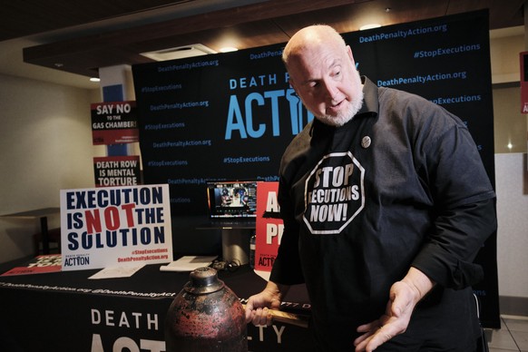 epa11104597 Abraham Bonowitz of Death Penalty Action rings a bell for convicted killer Kenneth Eugene Smith who sits on death row and is waiting execution by the State of Alabama, in Atmore, Alabama,  ...