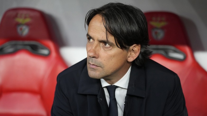 Inter Milan&#039;s head coach Simone Inzaghi sits at the bench prior the Champions League quarter final first leg soccer match between Benfica and Inter Milan at Luz stadium in Lisbon, Tuesday, April  ...
