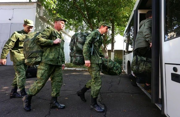Des jeunes recrues russes montent dans un bus à Krasnodar.