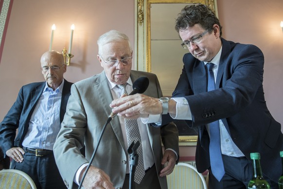 Christoph Blocher, Komitee-Praesident und alt-Bundesrat, Mitte, Nationalrat Albert Roesti, Praesident SVP, rechts,und Stelio Pesciallo, Tessiner Komitee, links, vor der Medienkonferenz des Komitees &a ...