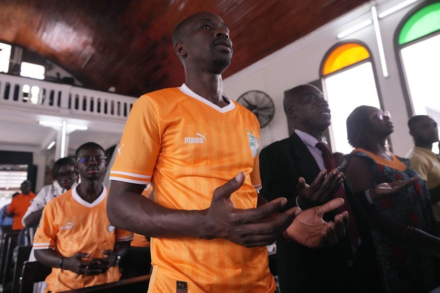 Des fidèles catholiques, priant avant un match de la Côte d&#039;Ivoire