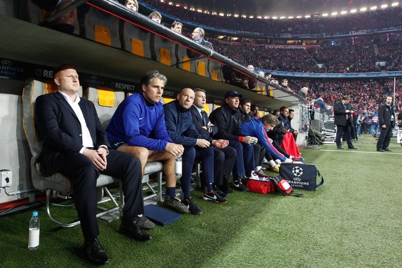 Marco Walker (deuxième depuis la gauche) alors entraîneur-assistant d'Heiko Vogel pendant un match à Munich en mars 2012. Courageux! 