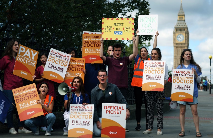 epa10794776 Junior Doctors strike outside St.Thomas?s hospital in London, Britain, 11 August 2023. Junior doctors&#039; strikes have resumed across the UK with another five day strike that will impact ...