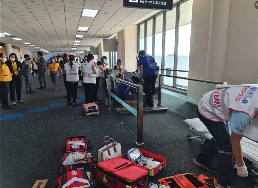 Image: les secours de l'aéroport de Don Mueang s'affairent autour de la victime.