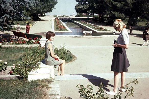 Deux femmes en jupe courte dans les jardins de Paghman à Kaboul, dans les années 1960.