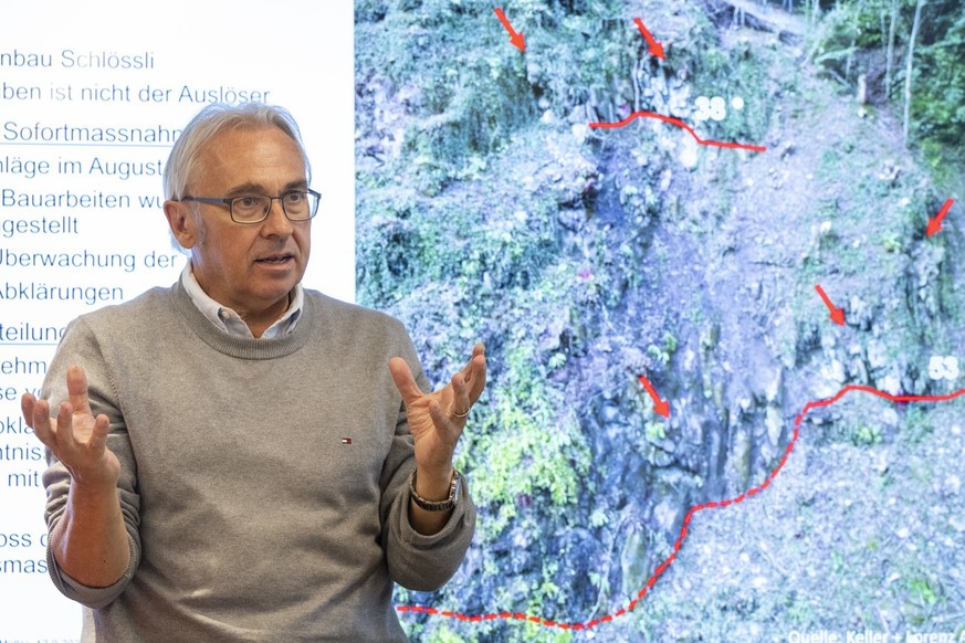 Der Luzerner Geologe Beat Keller informiert ueber die Gefahr eines Felssturzes, anlaesslich einer Pressekonferenz zur Gefahr eines Felssturzes beim SchloessliSchoenegg im Gebiet Guetsch in der Stadt L ...