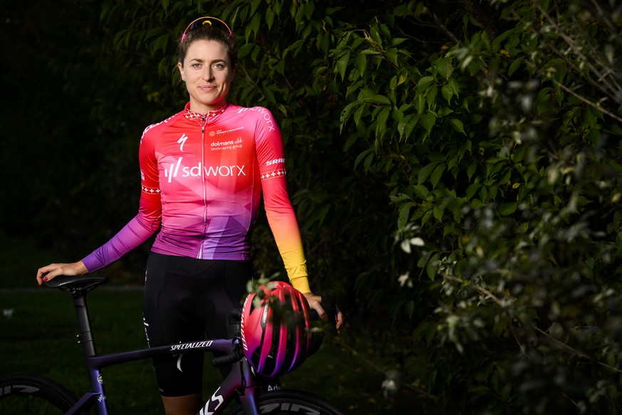 Marlen Reusser, la cycliste suisse de l'equipe SD Worx, pose lors d'une conference de presse avant le depart de la premiere edition du Tour de Romandie Feminin le jeudi 6 octobre 2022 a Sain ...