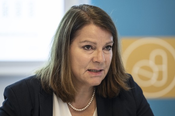 Verena Nold, Direktorin santesuisse, spricht an einer Medienkonferenz ueber den Medikamnentenpreisvergleich mit dem Ausland, am Freitag, 31. Mai 2024, in Bern. (KEYSTONE/Peter Schneider)