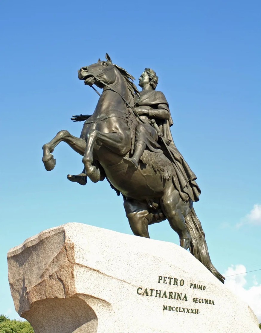 La statue de Pierre le Grand à Saint-Pétersbourg.
https://commons.wikimedia.org/wiki/File:Sankt_Petersburg_Dekabristenplatz_2005_c.jpg