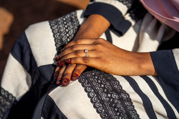 Samia a fui Khartoum avec sa famille vers Ura, en Ethiopie. Elle se mariera dans deux jours. En raison des menaces contre elle et sa famille, elle souhaite rester anonyme.