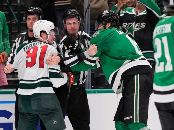 Lian Bichsel (à droite) se frotte à Vladimir Tarasenko (91) dans une rencontre à oublier au plus vite.