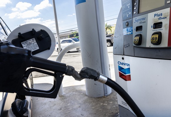 epa10934862 Clients are buying fuel at a Chevron gas station in Miami, Florida, USA, 23 Octobre 2023. Chevron Corporation (NYSE: CVX) announced on 23 October that the US oil multinational has entered  ...