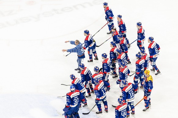 Sitôt la fin du match contre Bienne mardi, Peter Schrag a été invité sur la glace par les joueurs zurichois.