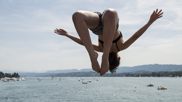Eine Frau kuehlt sich mit einem Sprung in den Zuerichsee ab, aufgenommen am Samstag, 19. Juli 2014 in Zuerich. (KEYSTONE/Ennio Leanza)

A woman jumps into the Lake Zurich in Zurich, Switzerland, 19  ...