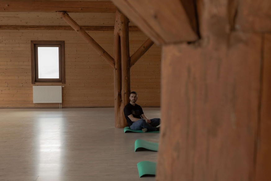 Sur cette photo, le médecin militaire ukrainien Dmytro Kunytskyi attend patiemment les séances de yoga et de thérapie par le son.