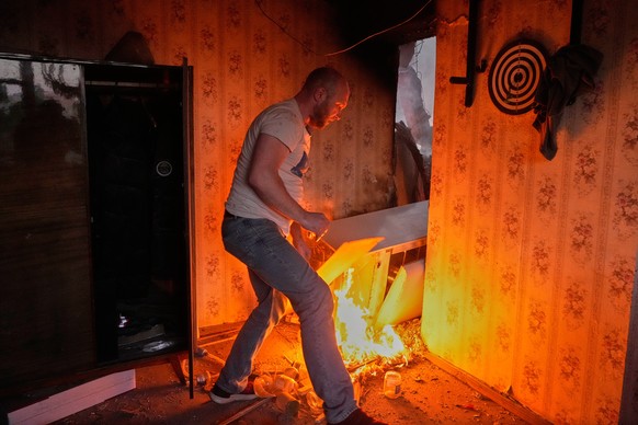 A local resident tries to put out the fire in his apartment following an intensive Russian air attack, in Kyiv, Ukraine, Sunday, May 24, 2026. (AP Photo/Efrem Lukatsky)
Russia Ukraine War