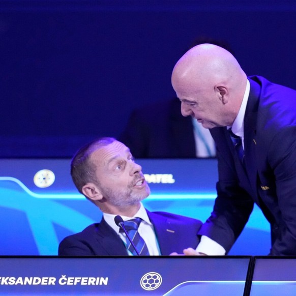 Le bras de fer continue entre la FIFA présidée par Gianni Infantino (à droite) et l'UEFA du président Aleksander Ceferin autour du projet d'ouverture à des investisseurs privés. (archives)
