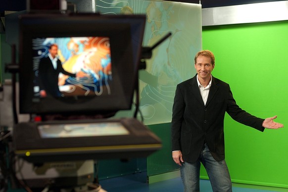 Le presentateur Meteo de la TSR, Philippe Jeanneret, au siege principale de la television suisse romande, TSR, de Geneve, ce mercredi 20 octobre 2004. (KEYSTONE/Sandro Campardo)