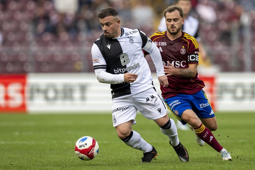 Xherdan Shaqiri (FCB), gauche, lutte pour le ballon avec Timothe Cognat (SFC), droite, lors de la rencontre de football de Swiss Super League entre le Servette FC, SFC, et le FC Basel 1893, FCB, ce di ...