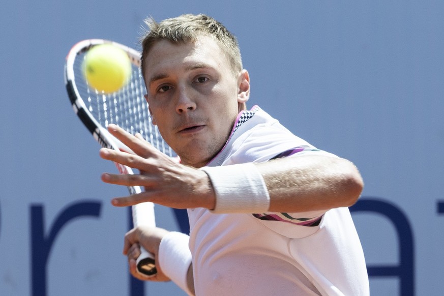 Hamad Medjedovic of Serbia in action against Pedro Cachin of Argentina during their semi final game at the Swiss Open tennis tournament in Gstaad, Switzerland, on Saturday, July 22, 2023. (KEYSTONE/Pe ...