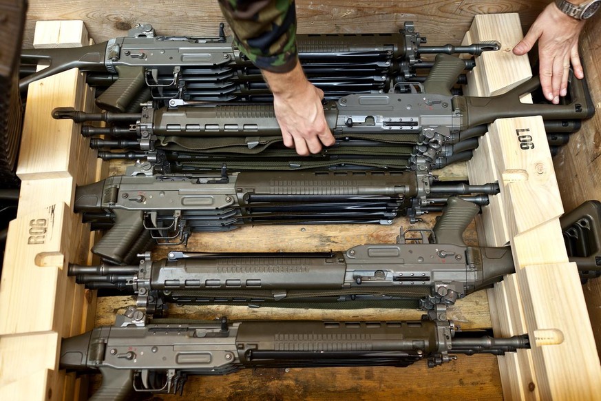 70 Sturmgewehr 90 haben in dieser Kiste Platz. Die Waffen werden gepruef und wieder an Rekruten abgegeben, aufgenommen am 26. November 2011 bei einer Ausmusterung in Lenzburg. (KEYSTONE/Gaetan Bally)