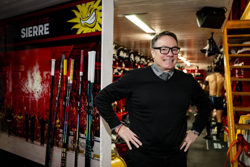 L'entraineur Chris McSorley (HCS) pose devant le vestiaire lors du match de championnat suisse de hockey sur glace de Swiss League, entre HC Sierre et EHC Visp le dimanche 23 novembre 2025 a la p ...