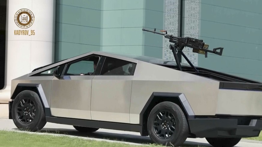Le dirigeant tchétchène, Ramzan Kadyrov, au volant de son Cybertruck Tesla équipé d&#039;une mitrailleuse à Grozny, en Tchétchénie, le samedi 17 août 2024. (Ramzan Kadyrov Telegram channel via AP)