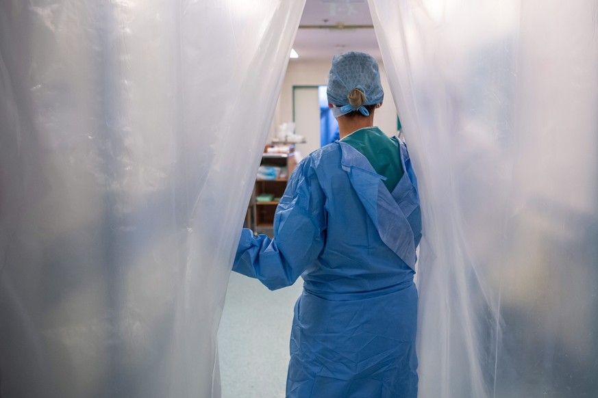 epa09645750 A doctor wearing protective gear at the intensive care unit of Honved Hospital treating COVID-19 patients during the pandemic of new coronavirus COVID-19 in Budapest, Hungary, 15 December  ...