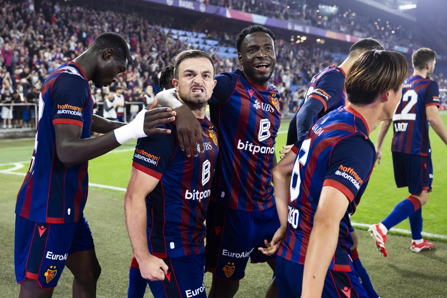 Xherdan Shaqiri (FCB), 2. von links, jubelt nach dem Tor zum 2-1 mittels Penalty mit seinen Teamkollegen Jonas Adjetey, Philip Otele und Keigo Tsunemoto, von links, im Super League Spiel zwischen dem  ...