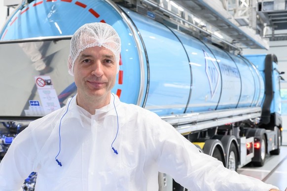 Marco Peter, le patron de Lindt Suisse, devant un camion-citerne contenant de la pâte de cacao.