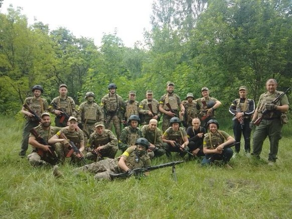 Serhii, tout à droite, dans son unité de combat.
