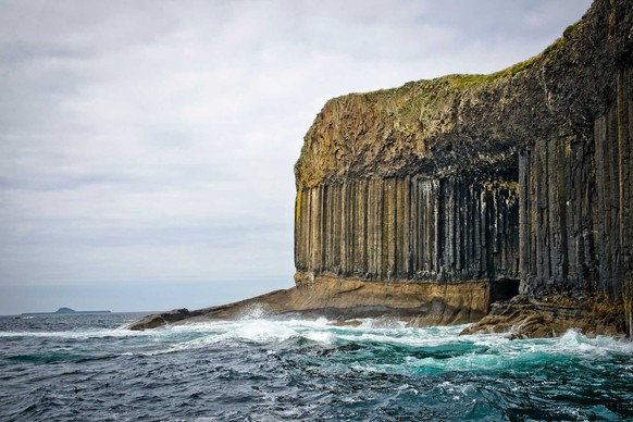 L'île se trouve dans les mers intérieures de la côte ouest de l'Ecosse.