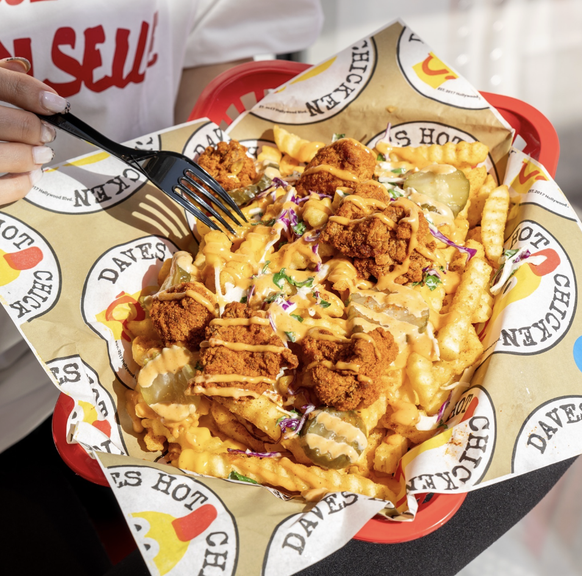 Comptez pour 1230 calories pour une grosse assiette des fameuses «Top-Loaded Fries».