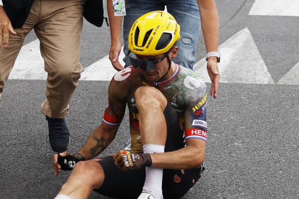 epa10055178 Slovenian rider Primoz Roglic of Jumbo Visma crashes and fall during the 5th stage of the Tour de France 2022 over 157km from Lille to Arenberg Porte de Hainaut, Wallers-Arenberg, France,  ...