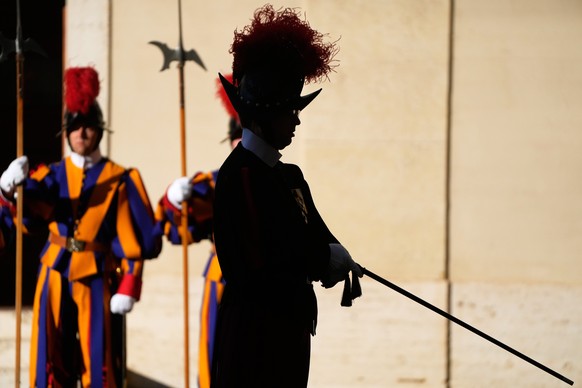 Swiss guards wait for the arrival of Switzerland&#039;s President Karin Keller-Sutter on the occasion of a private audience with Pope Leo XIV, at the Vatican, Friday, Oct. 3, 2025. (AP Photo/Gregorio  ...