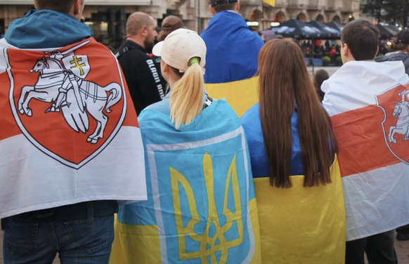 Sur la place centrale de Batoumi, les drapeaux se mêlent. | Pierre Polard