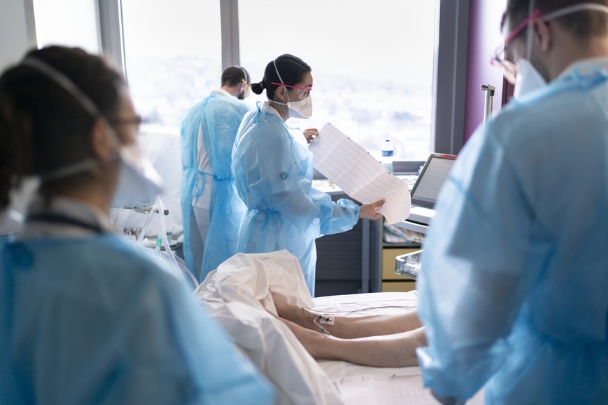 Le personnel soignant prodiguent des soins a une personne atteinte du Covid-19 dans l&#039;unit&amp;#x17d; des soins intermediaires du service de medecine interne lors de la 5eme vague de la pandemie  ...