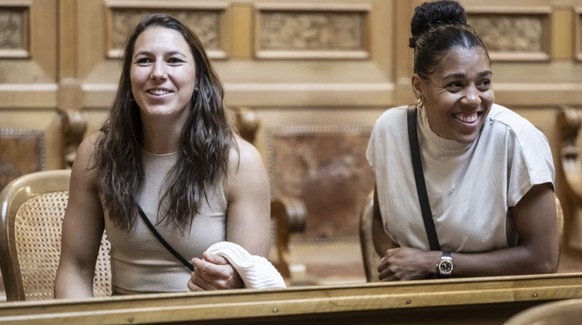 Réception au Palais fédéral pour Wendy Holdener (à gauche) et Mujinga Kambundji.